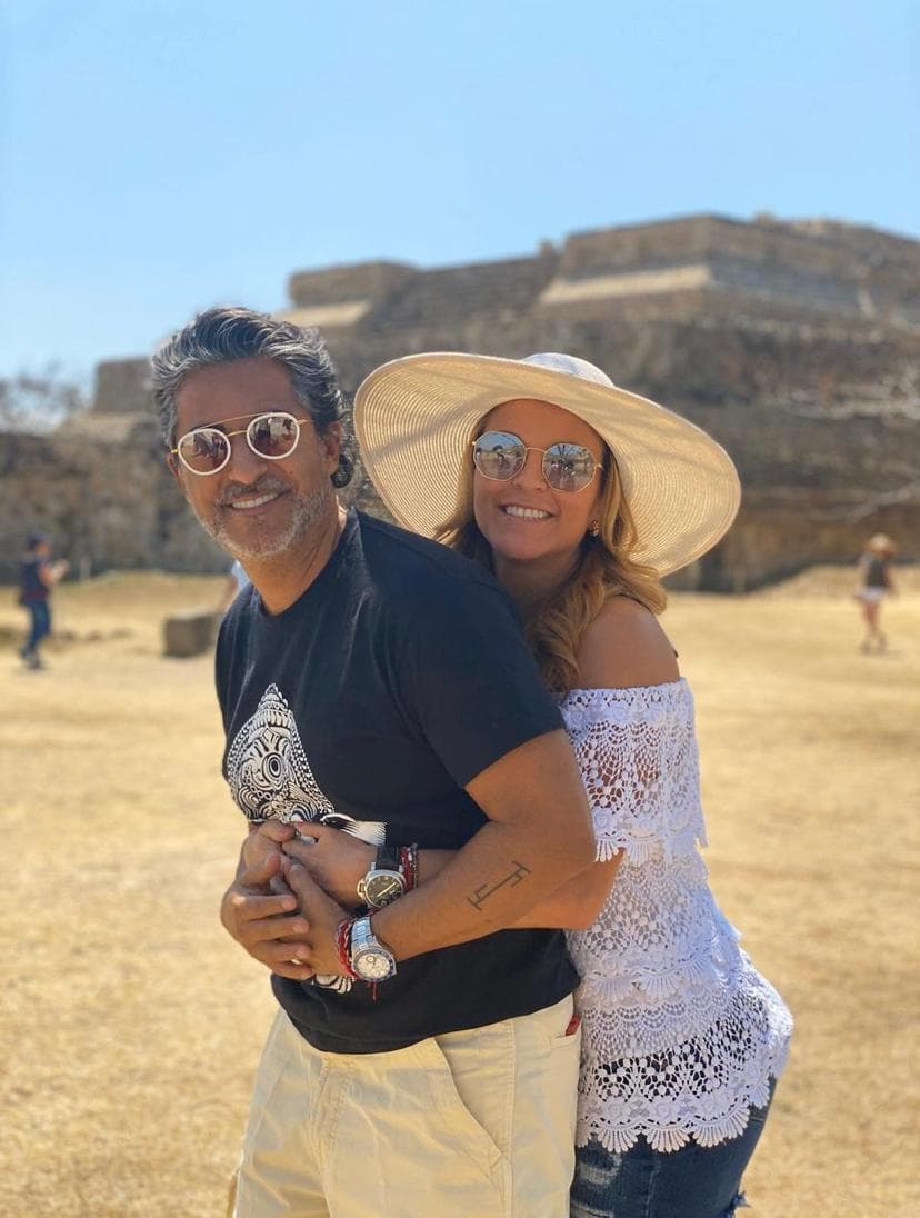 Raúl Araiza sorprende a su novia con atrevida propuesta en programa en vivo: “¿nos bañamos?”