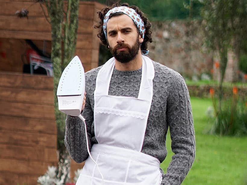 ¡Los hombres tuvieron como reto planchar a la perfección un vestido!