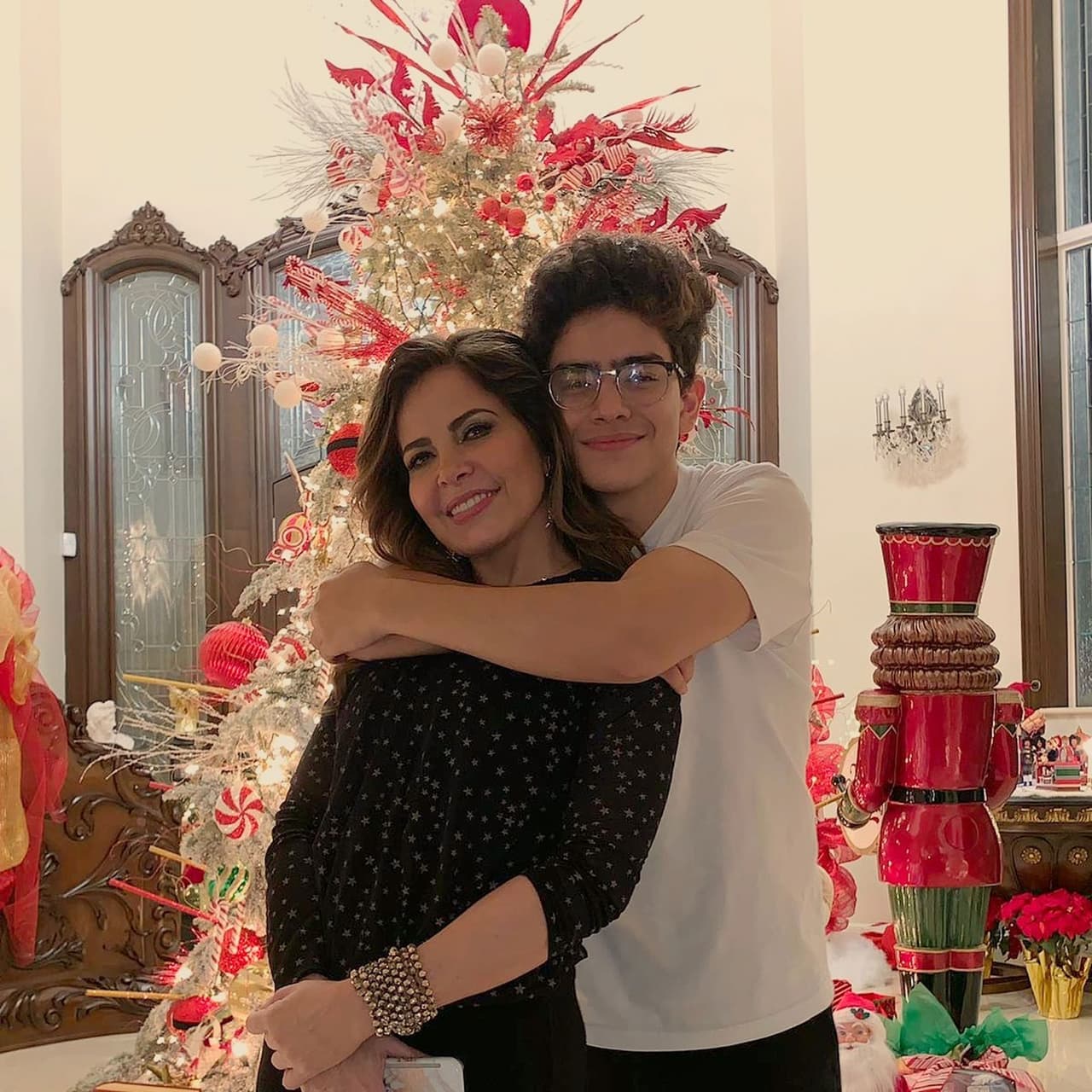 Gloria Trevi muestra a su hijo en un estudio de grabación