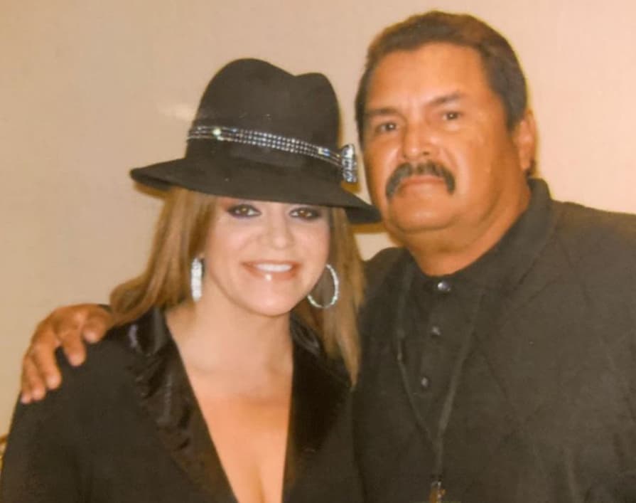 A pesar de que Pete Salgado fue mánager de Jenni Rivera, los problemas comenzaron cuando él escribió un libro sobre ‘La gran señora’, el cual fue tomado para hacer la serie no oficial ‘Su nombre era Dolores, la Jenn que yo conocí’, situación que no le gustó a la familia.