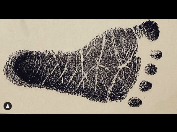 Tal como lo hizo a lo largo de esos nueve meses de embarazo, la actriz anunció el nacimiento de su hijo Liam con una tierna fotografía de la huellita del pie del recién nacido, quien llegó al mundo el pasado 19 de diciembre.