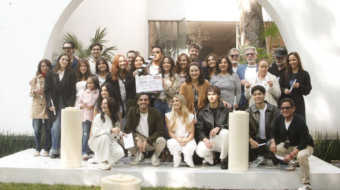 Protagonistas de 'Hermanas, Un Amor Compartido' dan claquetazo oficial de la telenovela: Esto pasó