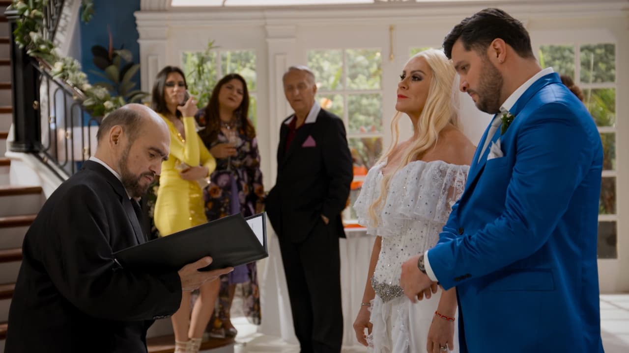 Aparece en el capítulo 1 como el notario que le informa a Carlos y Diego sobre el testamento del padre de éste último. Se presenta nuevamente en la boda de Carlos y Deyanira para leerles la última cláusula: No vale con estar casados, deben mantenerse así por 5 años al menos.