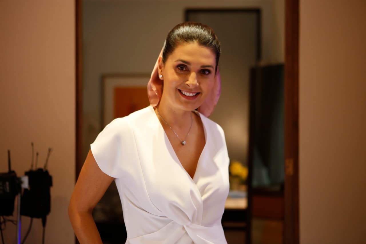 Mayrín Villanueva impactó en el gran estreno de 'Si nos dejan' luego de que 'Alicia', su personaje en la telenovela, descubrió a su esposo en la cama con otra mujer. Aquí te dejamos algunas imágenes exclusivas detrás de cámaras del primer capítulo.
