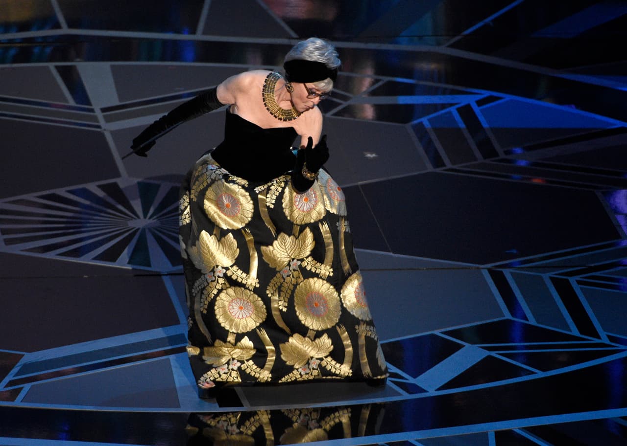 Con su irreverente sentido del humor llegó Rita Moreno, presentando ‘Mejor película extranjera’.