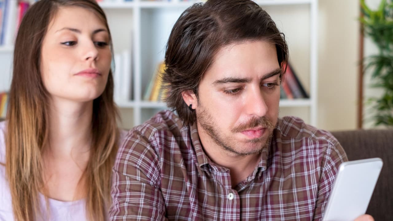 Joven clona la voz de su novio usando IA y descubre que la esta engañando: historia causa polémica