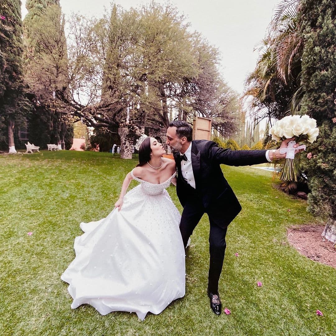 En diciembre de 2017, Marlene Favela contrajo nupcias con el empresario australiano George Seely y dos años después se convirtieron en padres de la pequeña Bella.