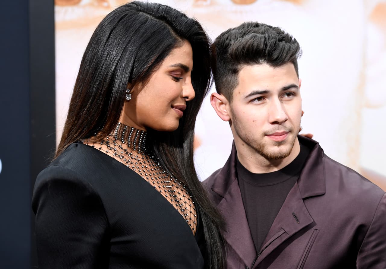 Priyanka Chopra impacta con flamante minivestido en la Arena Ciudad de México