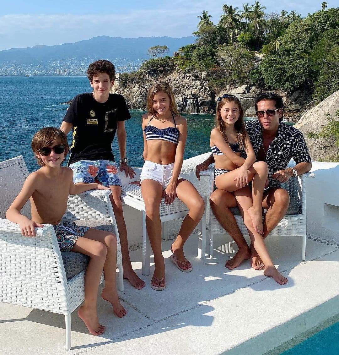En entrevista exclusiva para Las Estrellas, Emi dio detalles sobre la estrecha relación que tiene con su tío Roberto Palazuelos: “Mis hermanos y yo le decimos el tío zanahoria, pero la verdad es que nos llevamos muy bien y mi tío me ha dado muchos consejos en este medio artístico”.