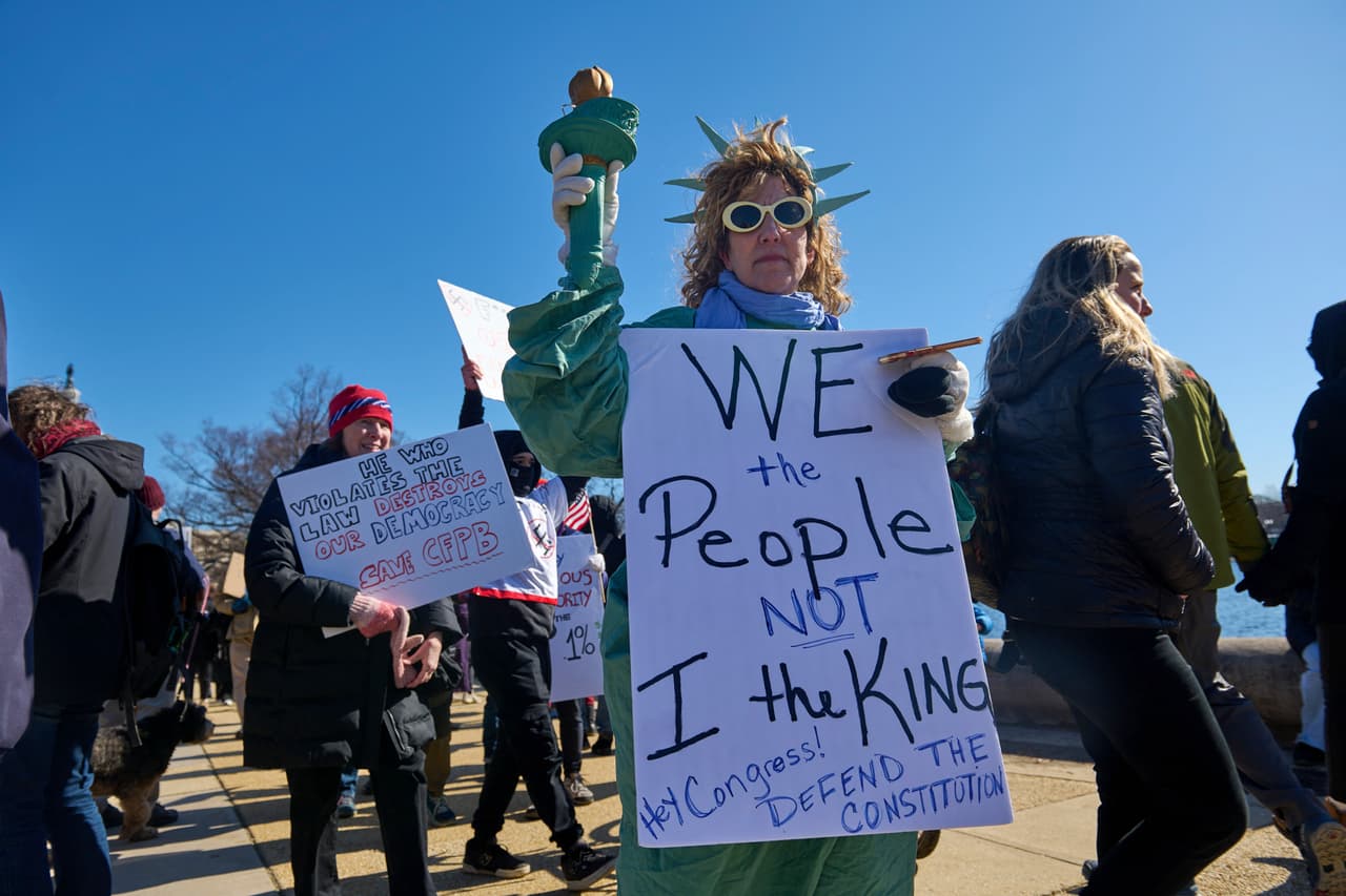 🔴 "Sin reyes": se esperan manifestaciones contra Trump en todo el país, mientras Washington recibe un inusual desfile militar