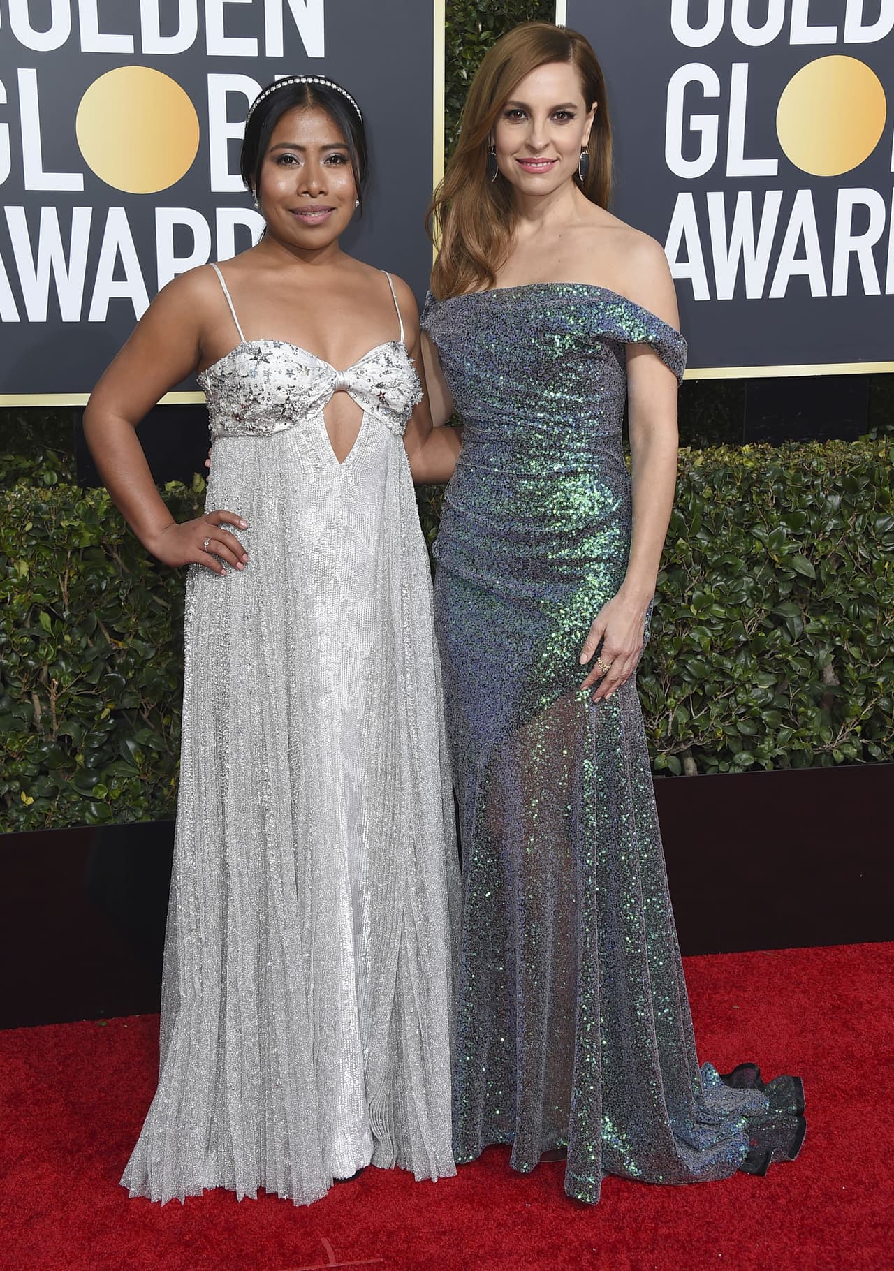 Para los Globos de Oro, la nominada al Oscar lució un vestido firmado por Miu Miu con destellos plateados.