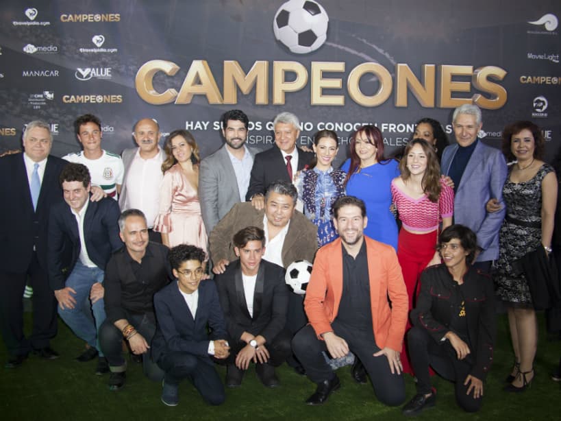 Estrellas apoyan a 'Campeones' en su alfombra verde