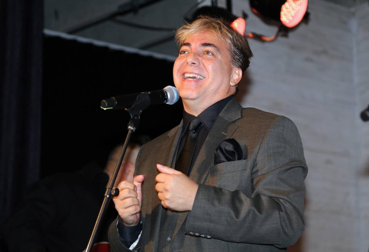 Cristian Castro termina a los 51 años la preparatoria y confiesa quién lo inspiró a lograrlo