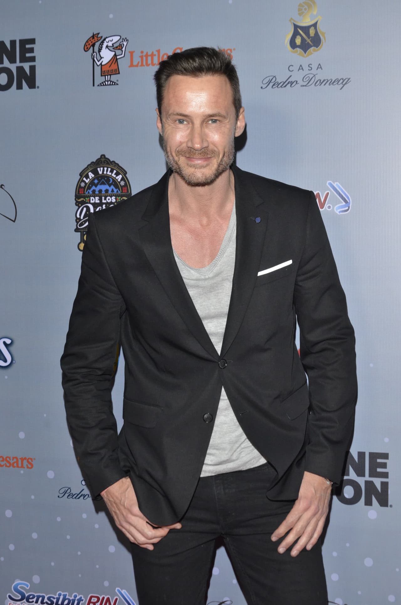 Carlos Madrigal es una actor español que ha participado en telenovelas como Mi Marido Tiene Más Familia.