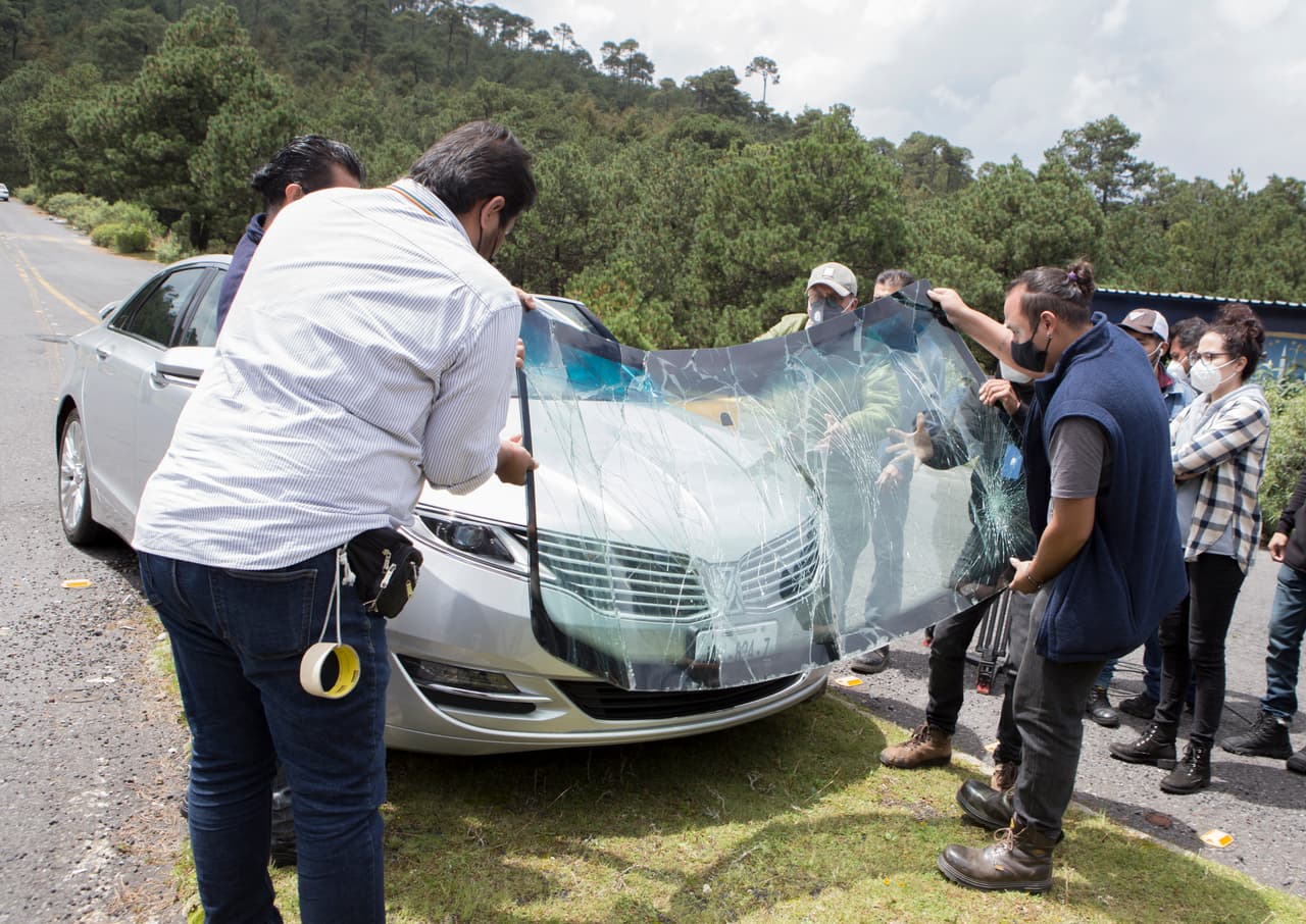 El coche queda totalmente destruido; la producción monta los recursos adecuados para mostrar los daños.
