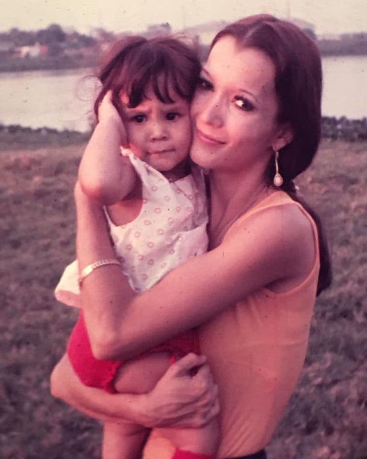 Biby Gaytán nació el 27 de enero en Tapachula, Chiapas, sin embargo, la mayor parte de su niñez la vivió en Villahermosa, Tabasco. Es hija de la maestra de ballet clásico Silvia "Bibi" Barragán y del arquitecto Daniel Gaytán.
