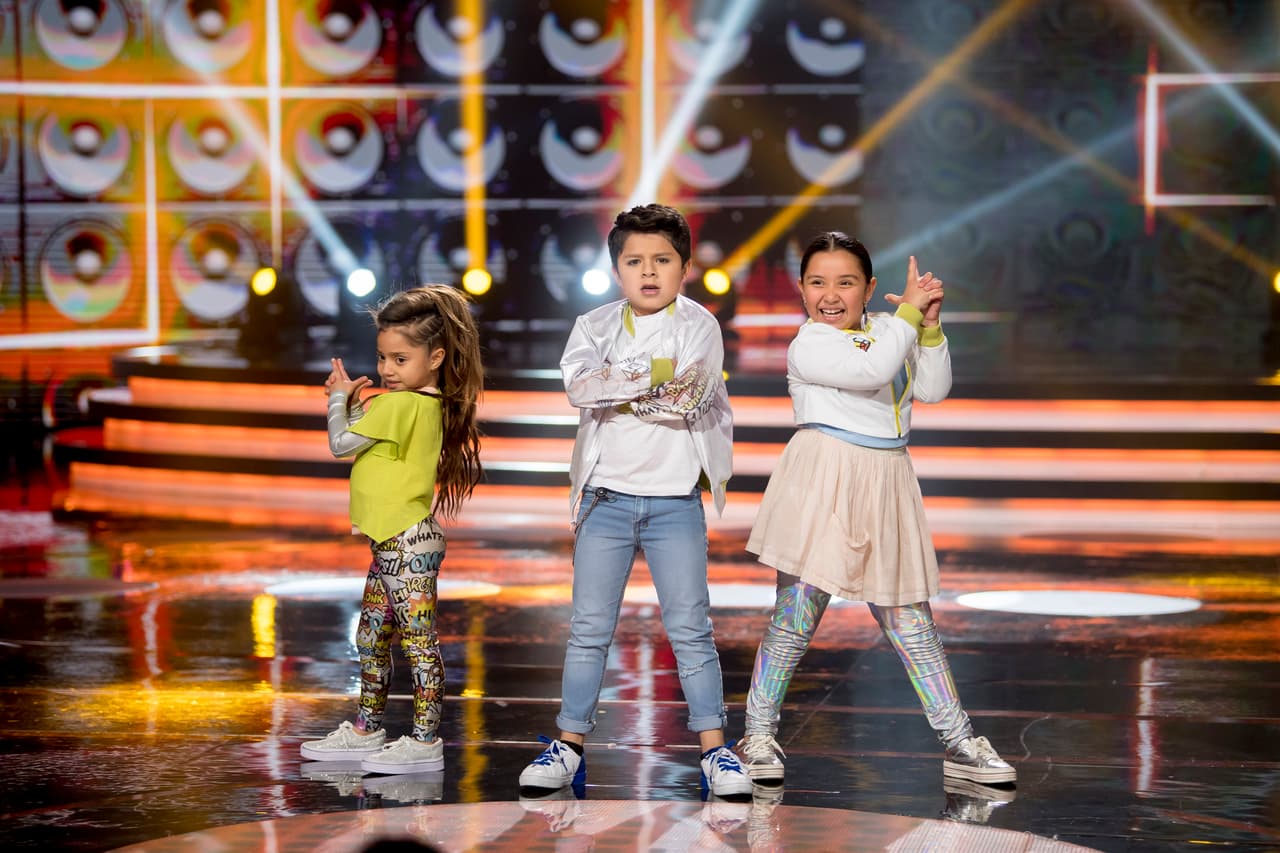 Para elegir a los bailarines del primer escuadrón se enfrentaron, Regina y Victoria.