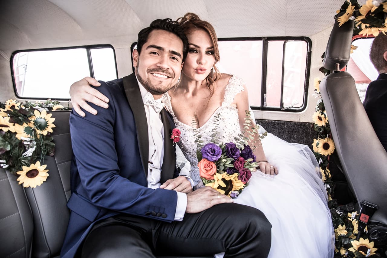 'Murillo' (Rafael Paz) y 'Luna' (Gemma Garoa) muy felices previo a su enlace matrimonial.