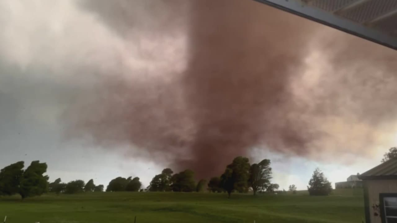 Doble amenaza climática, tornados e incendios forestales toman fuerza en algunas ciudades del país