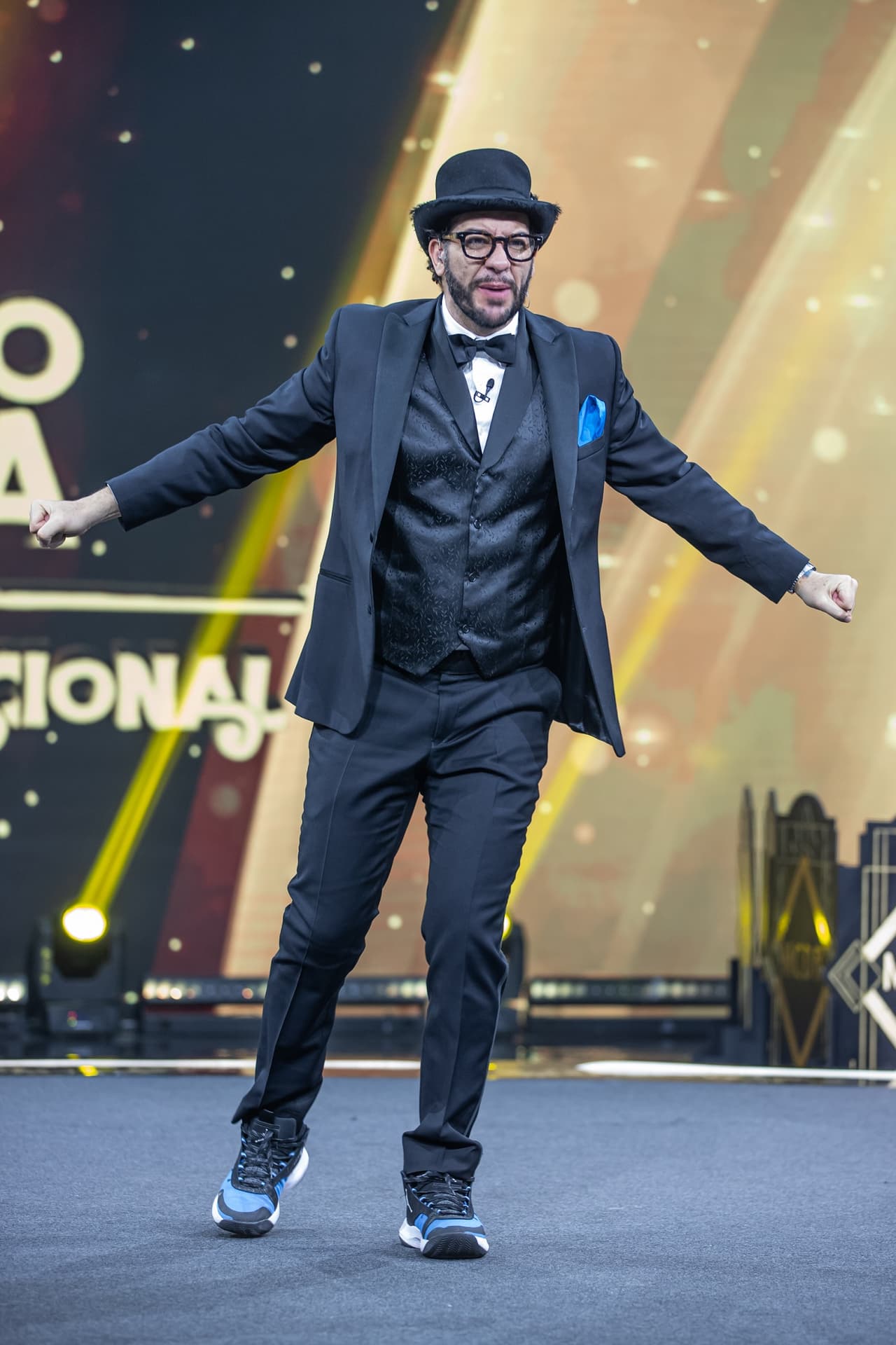 El presentador de la noche Faisy lució un traje negro, el cual lo combinó con dos accesorios importantes: lentes y un sombrero.
