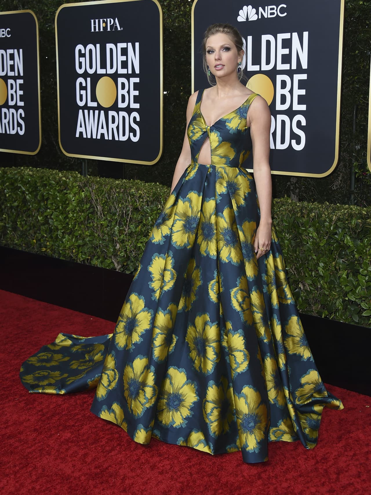 Taylor Swift apareció con un vestido estampado de flores, creación de Joseph Cassel Falconer, provocando la reacción favorable de sus millones de seguidores en redes.
