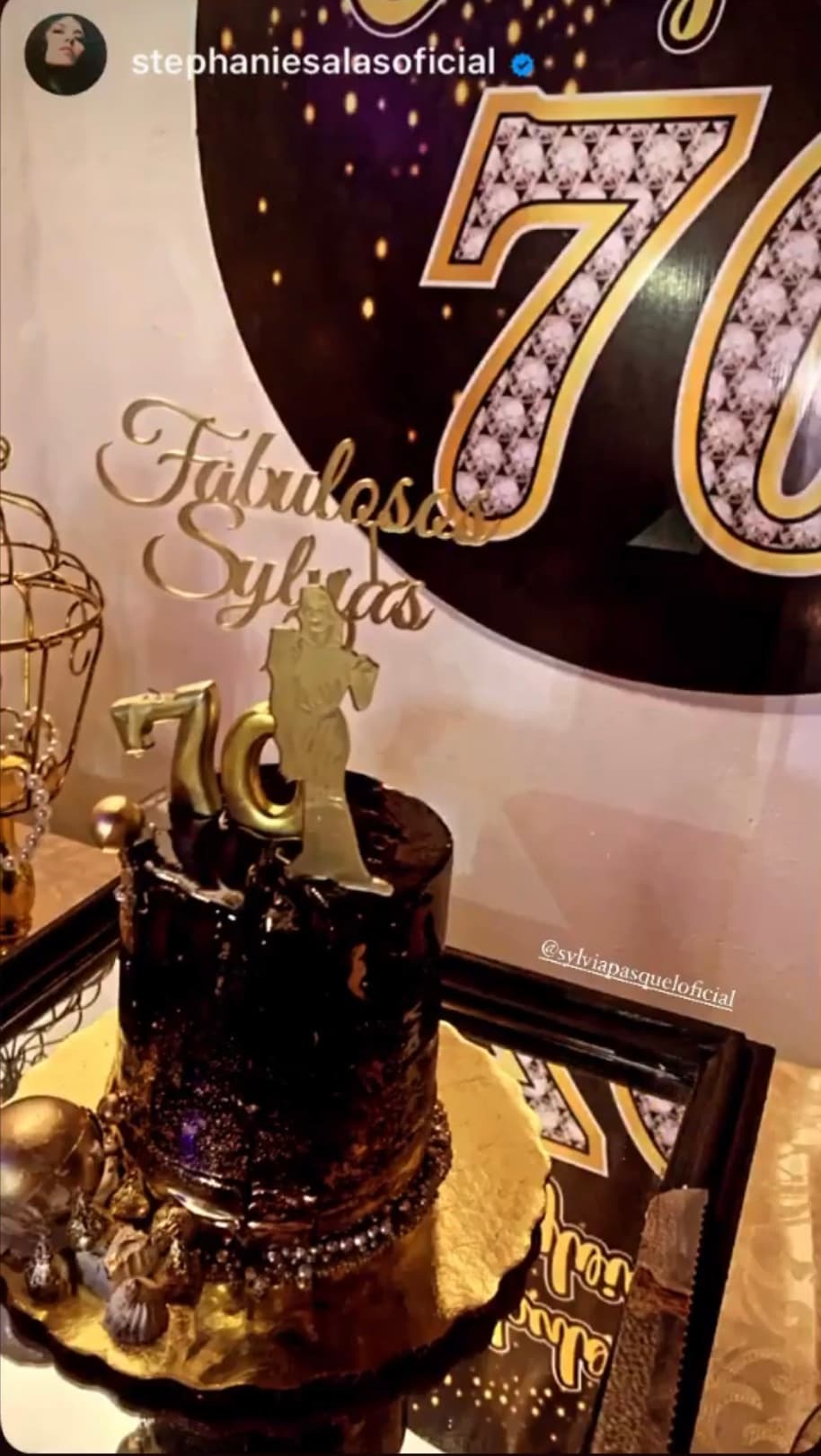 En cuanto a la decoración, tal como se puede apreciar en algunas imágenes, el pastel y otros adornos fueron en colores negro y dorado.