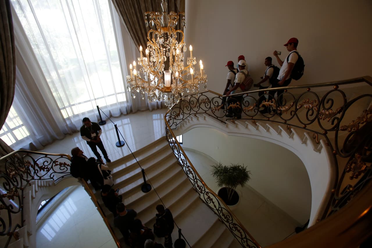 Al igual que Los Pinos, la Casa Presidencial cuenta con dos niveles, donde se ubican: el comedor, la cocina y las recámaras, entre otras áreas.