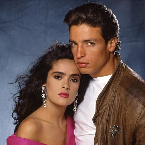 Gracias al éxito de este melodrama, el joven actor se ganó su primer protagónico al lado de Salma Hayek en la versión de 1989 de “Teresa”, donde dio vida a “Mario Castro”.