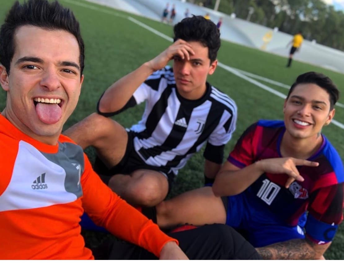 Curiosamente, en este proyecto, que estaría al aire por tres temporadas, tendría la oportunidad de interpretar a un jugador de futbol, y así pudo combinar sus dos pasiones.