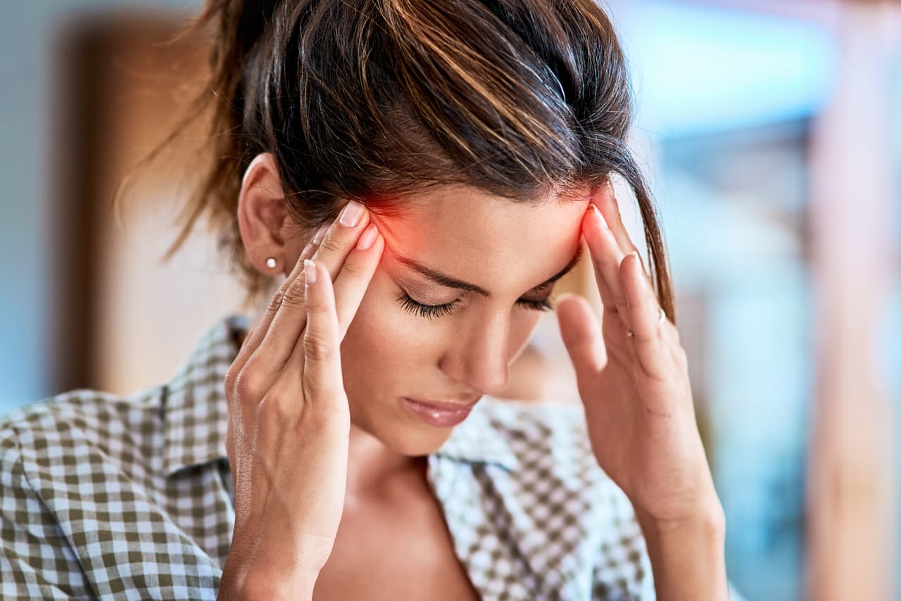 Dolor de cabeza. El estrés genera tensión en la parte posterior del cuello, haciendo que los vasos sanguíneos se inflamen y presionen en el tejido cerebral. Un descanso no le caería mal a tu cuerpo.