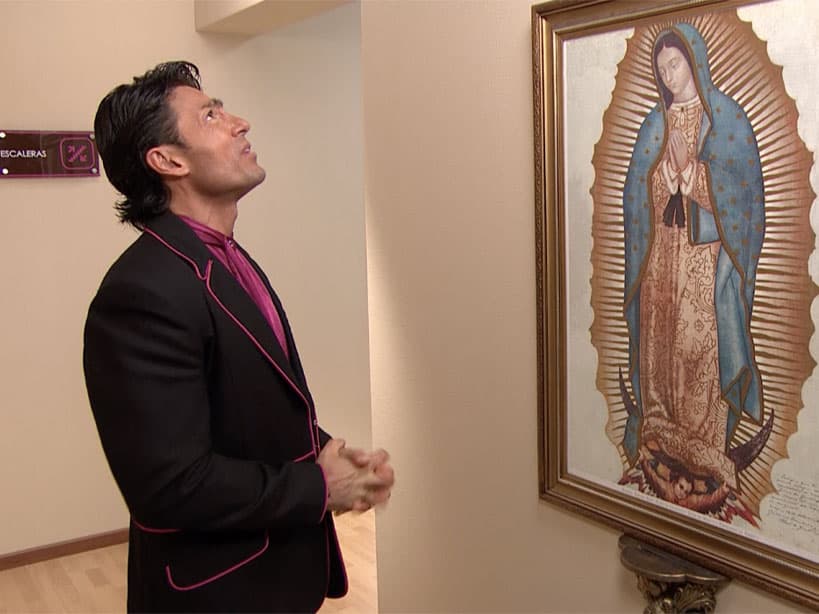 El problema se complica cuando el taxista se arranca. Jesús sabe que es el ultimo día en Avon; gracias a las plegarias a la virgen y anunciando en la radio el problema, el taxista llama a Jesús para devolverle el paquete no sin antes exigir la recompensa por el favor.