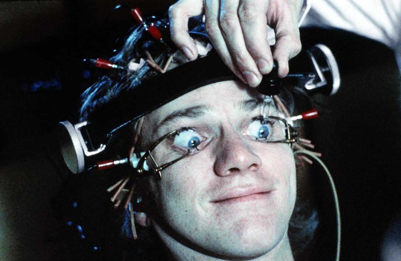 <b>‘La naranja mecánica’</b> (1971)
<br>Para los cinéfilos más exigentes está la película de Stanley Kubrick, adaptación cinematográfica de la novela escrita por Anthony Burgess (con una aprobación del 93% en Rotten Tomatoes).