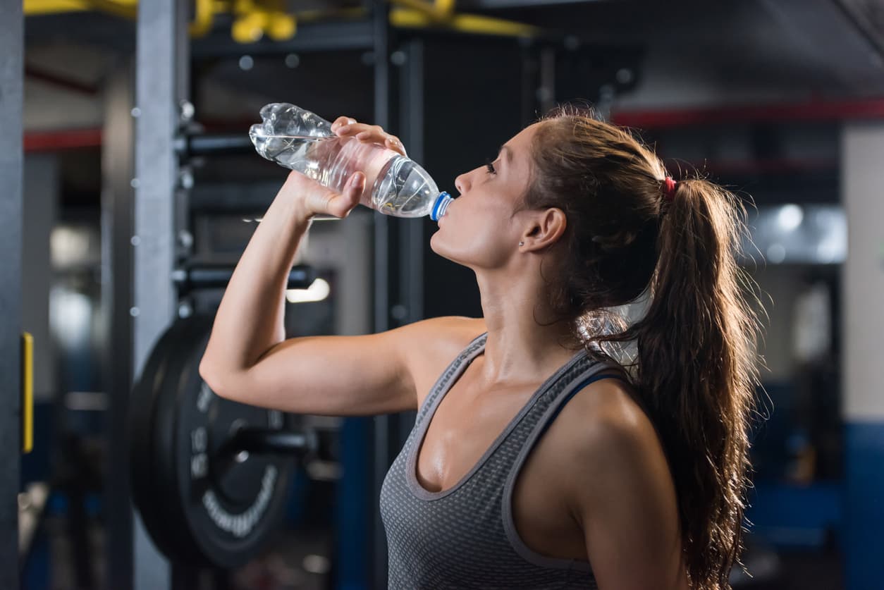 Hidratación. Es muy importante el mantenerte hidratada, para transportar los nutrientes, eliminar los desechos y favorecer a la digestión.