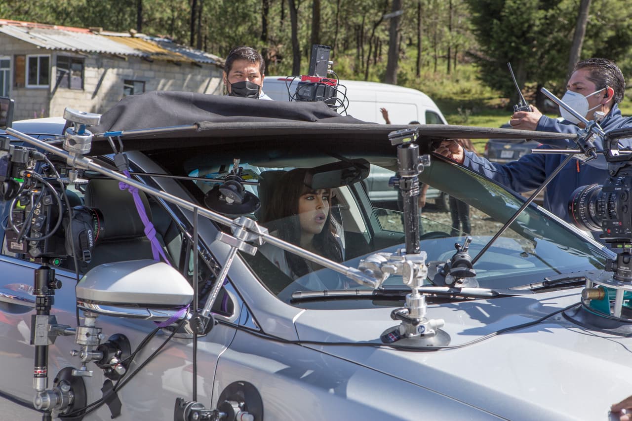 Al automóvil se le colacaron grúas para poder montar la cámara y tener diferentes ángulos de la escena.