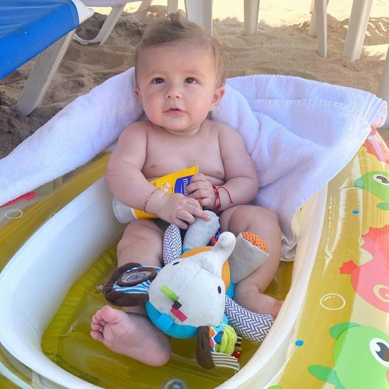 Sin embargo, lo que más llamó la atención de los internautas fue que, con tan solo cinco meses de edad, el pequeño ya luce como todo un galán. Incluso, hasta le advirtieron a la famosa que será una suegra muy asediada.