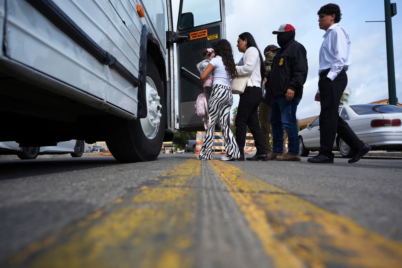 Gobierno federal Trump despide a una veintena de jueces de inmigración pese a los retrasos de 3.5 millones de casos