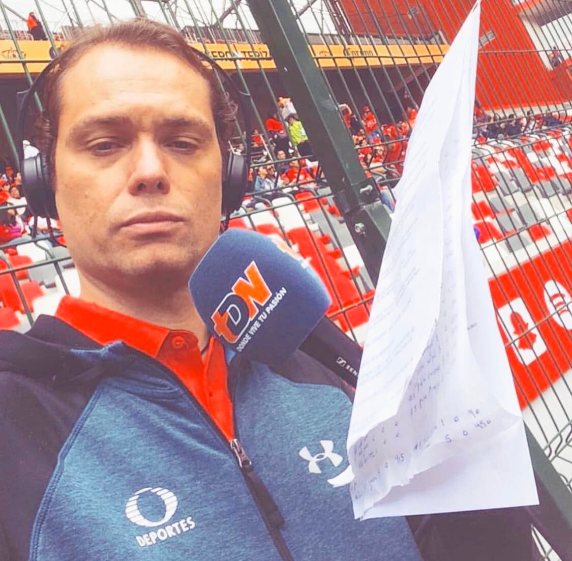 Vadhir Bermudez es un actor y comentarista deportivo, tal como se describe en su cuenta oficial de Twitter, donde además añade que es reportero.