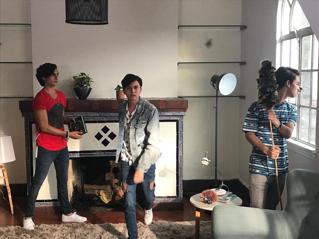 Al llegar a la CDMX, los ArisTemo se instalarán en una casa, lugar en el que al parecer tendrán que convivir con Diego, personaje que fuera el tercero en discordia en la novela 'Mi marido tiene más familia'.