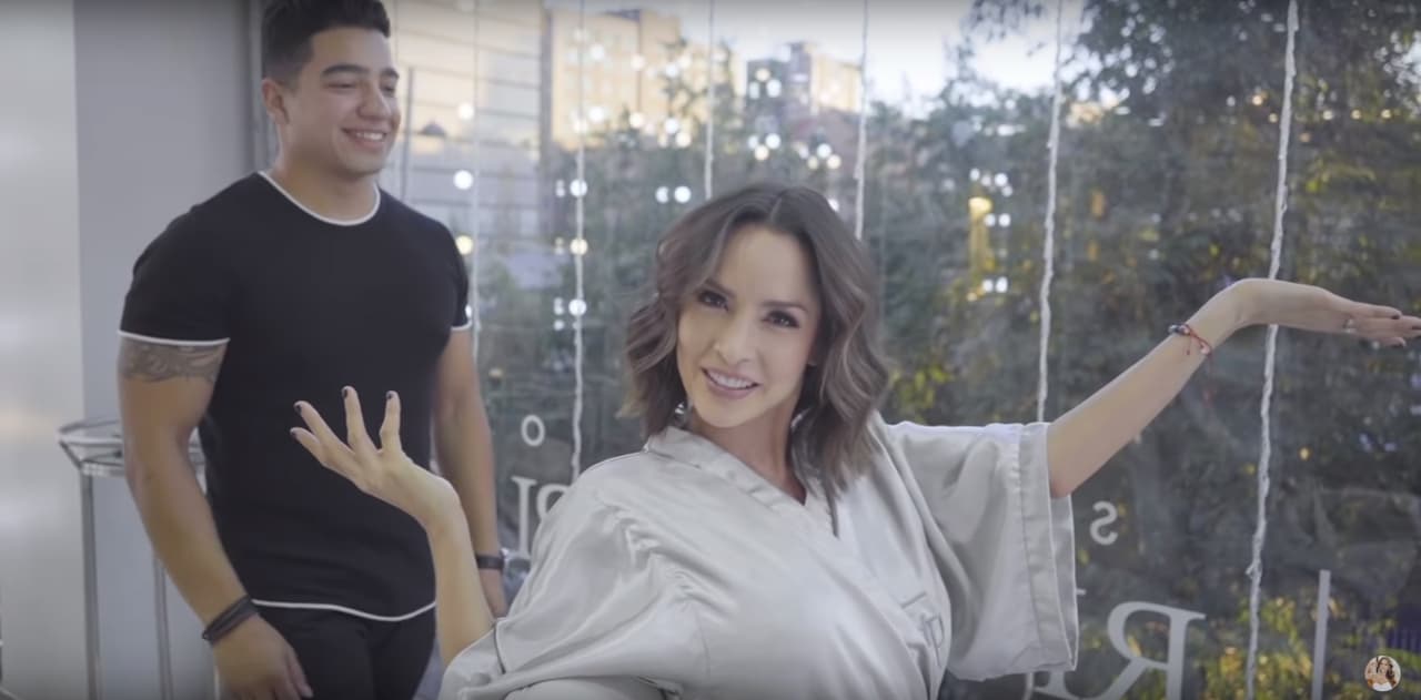 “En el 2013 yo me corté el pelo para un personaje en una serie que hice y lo tenía supercortico y yo tenía muchas ganas de volvérmelo a cortar. Y creo que le diste al look así indicado, perfecto”, comentó en dicho clip.