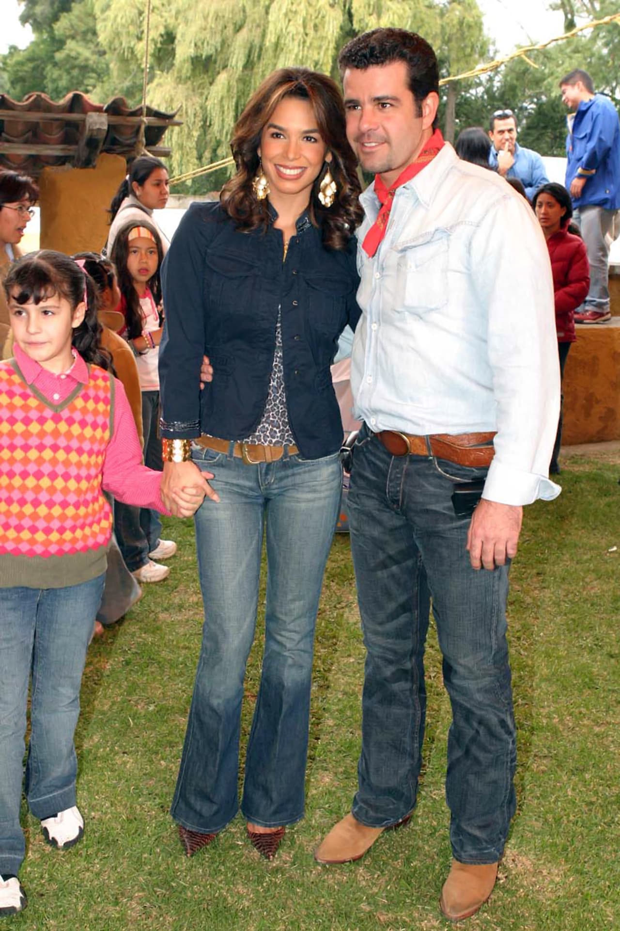 Desde entonces, Gaytán y Capetillo se volverían inseparables, e incluso, dos años después, el 25 de junio de 1994 llegaron al altar. La pareja tiene cinco hijos: Eduardo, Ana Paula, Alejandra y los gemelos Manuel y Daniel.