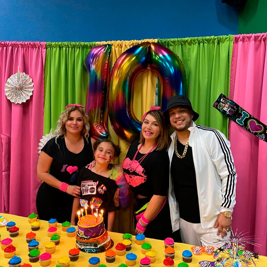 “Unidas por la misma causa… Ella. ¡Feliz cumpleaños mi hermosa #VickyNicky! ¡Te amo! #FiestaOchentera #Fiesta #MamáJay”, escribió la cantante refiriéndose a Claudia Galván, la exesposa de Lorenzo Méndez con quien protagonizó una serie de declaraciones desafortunadas hace un par de años.