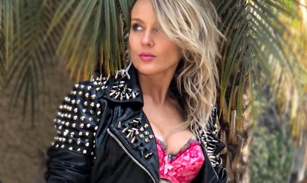 Fey luce espectacular bikini en su cumpleaños 45