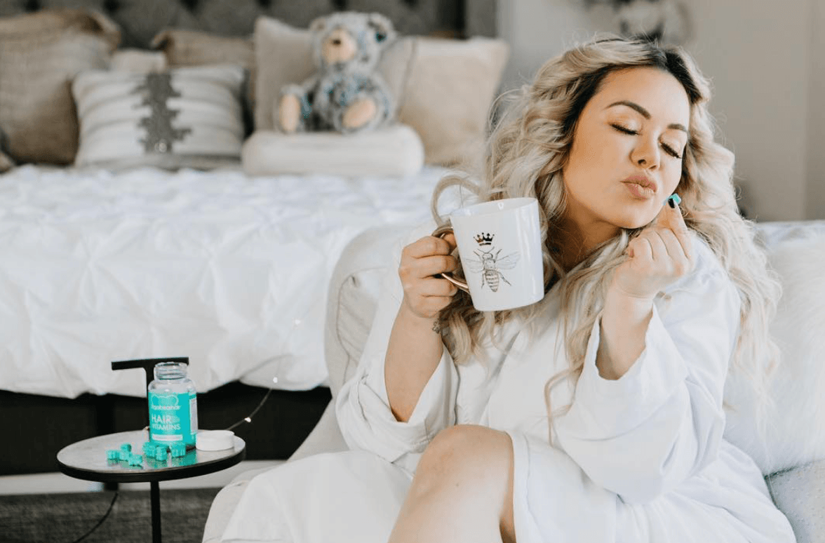A diferencia de casi toda la decoración de la casa, la habitación de Chiquis cuenta con muebles de color gris y blanco, que combinan a la perfección.