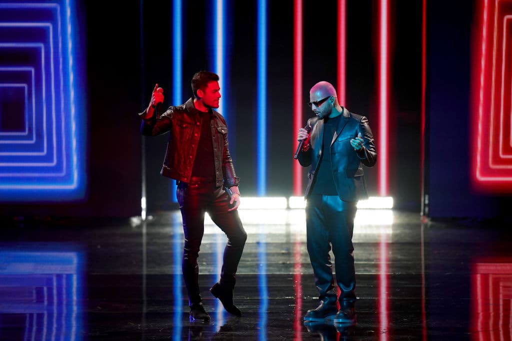 Carlos Rivera y Maluma interpretaron por primera vez su tema '100 años'.