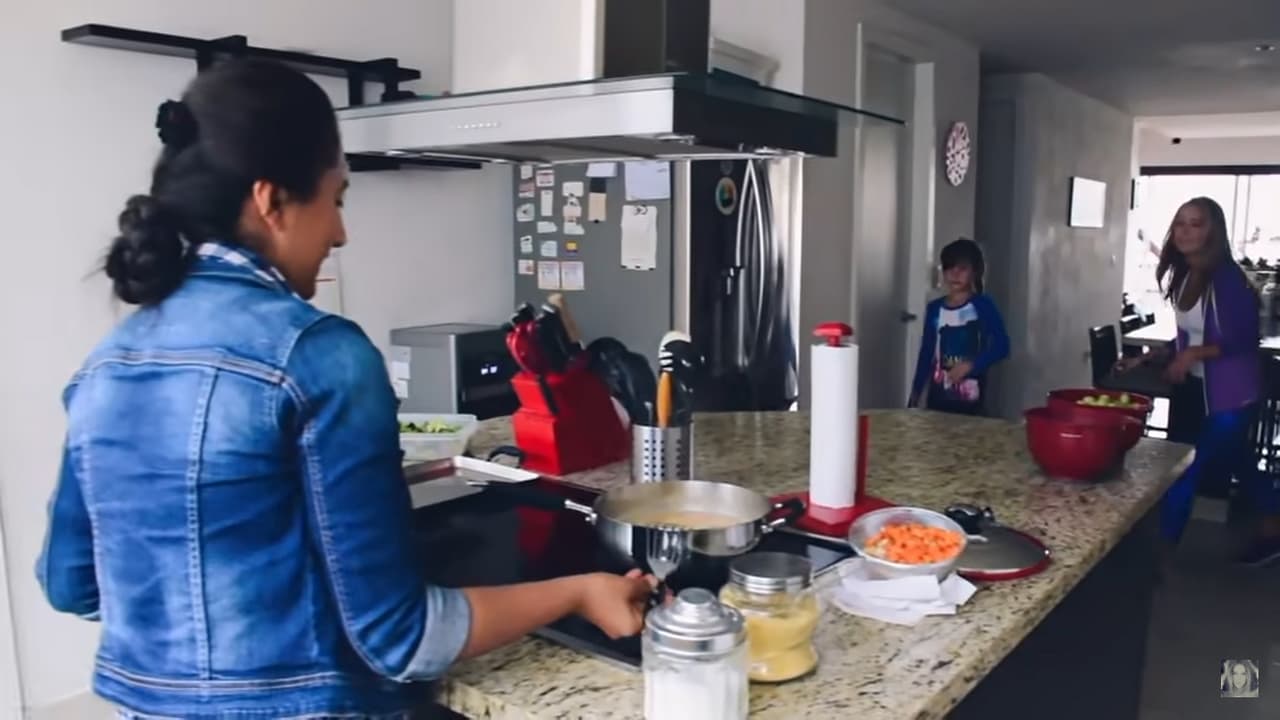 A unos pasos se encuentra otro espacio similar, donde está ubicada la estufa justo al lado de su refrigerador.