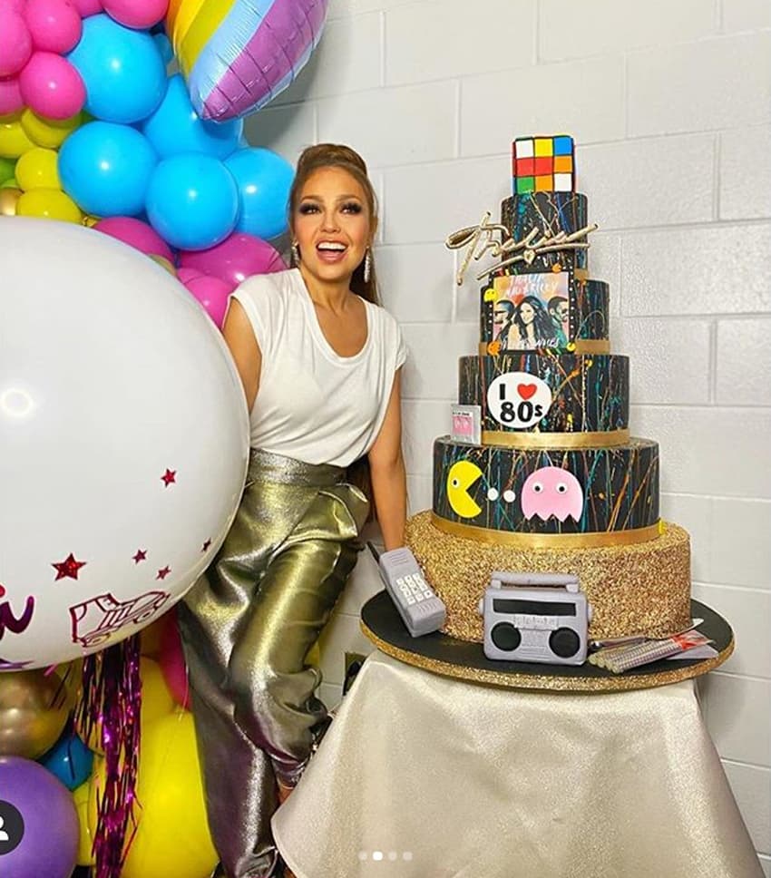 Thalía presume su pastel con decoración ochentera