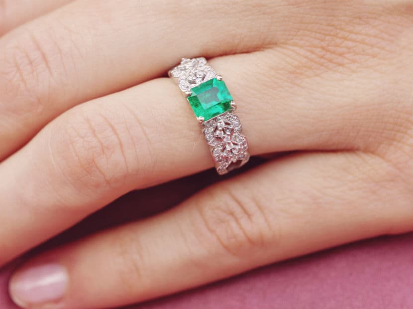 Tauro. Un anillo de compromiso de esmeralda es la mejor joya para confiar en su pareja y sentir el control de sus celos.