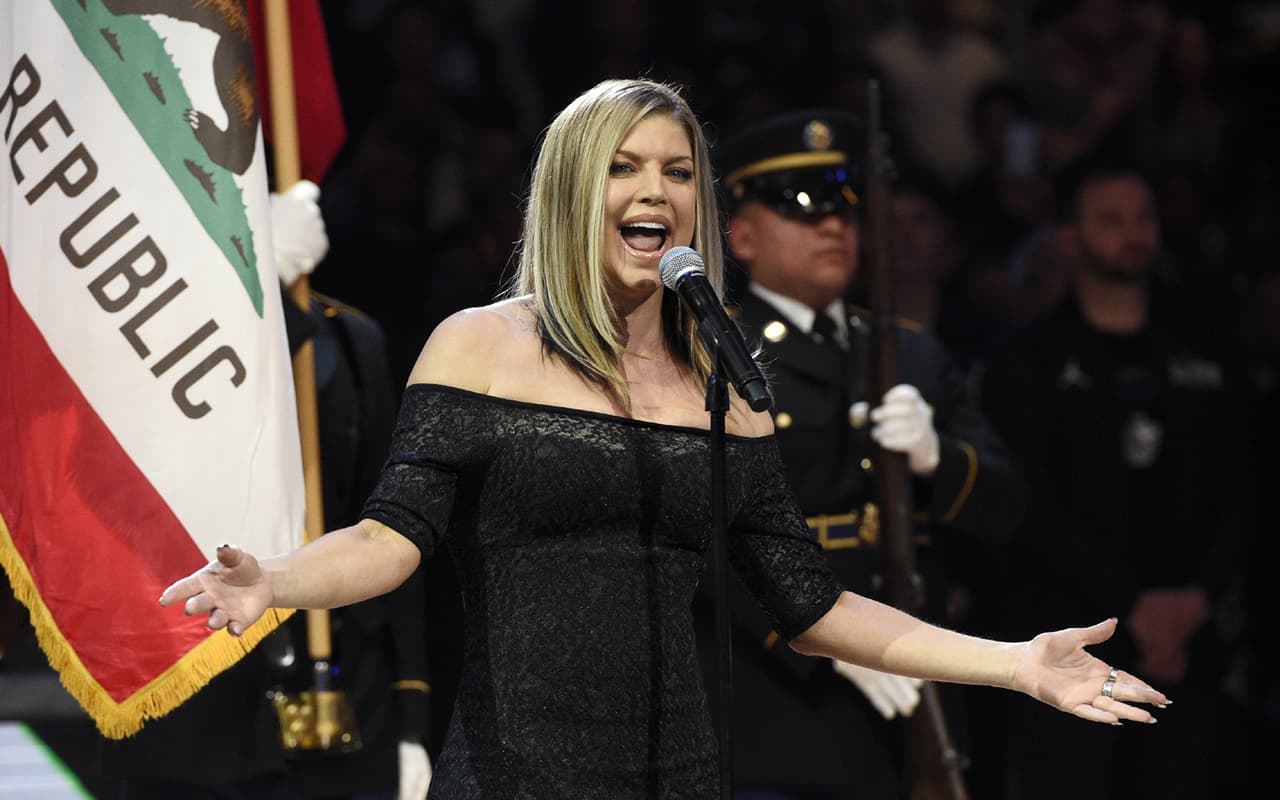 Critican a Fergie al interpretar el himno nacional