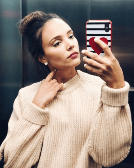 ¿A qué le das like en redes sociales?
<br>
<br>“Le doy like a mis buenas amigas, a posts que hablen de amor propio o feminismo, le doy like a cosas de ropa o moda que me gusten y, por supuesto, a uno que otro meme”.