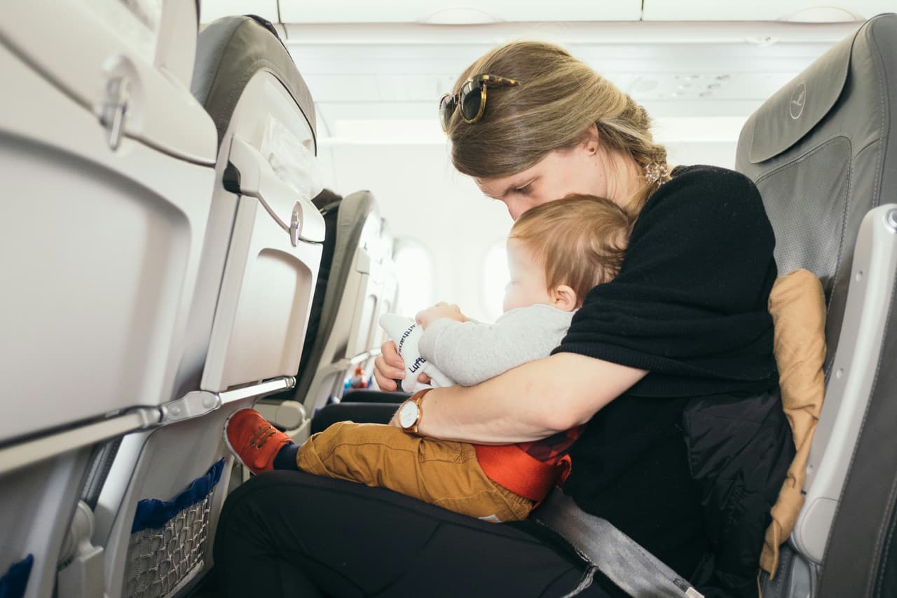 Mamá viajando con su bebé en vuelo